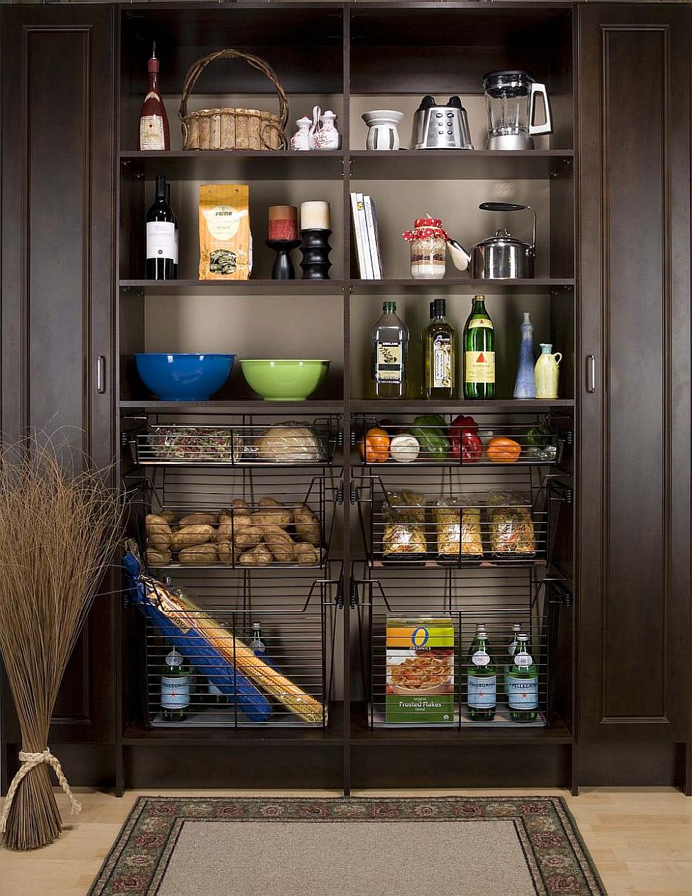 Wiry-baskets-bring-additional-storage-space-to-the-open-pantry