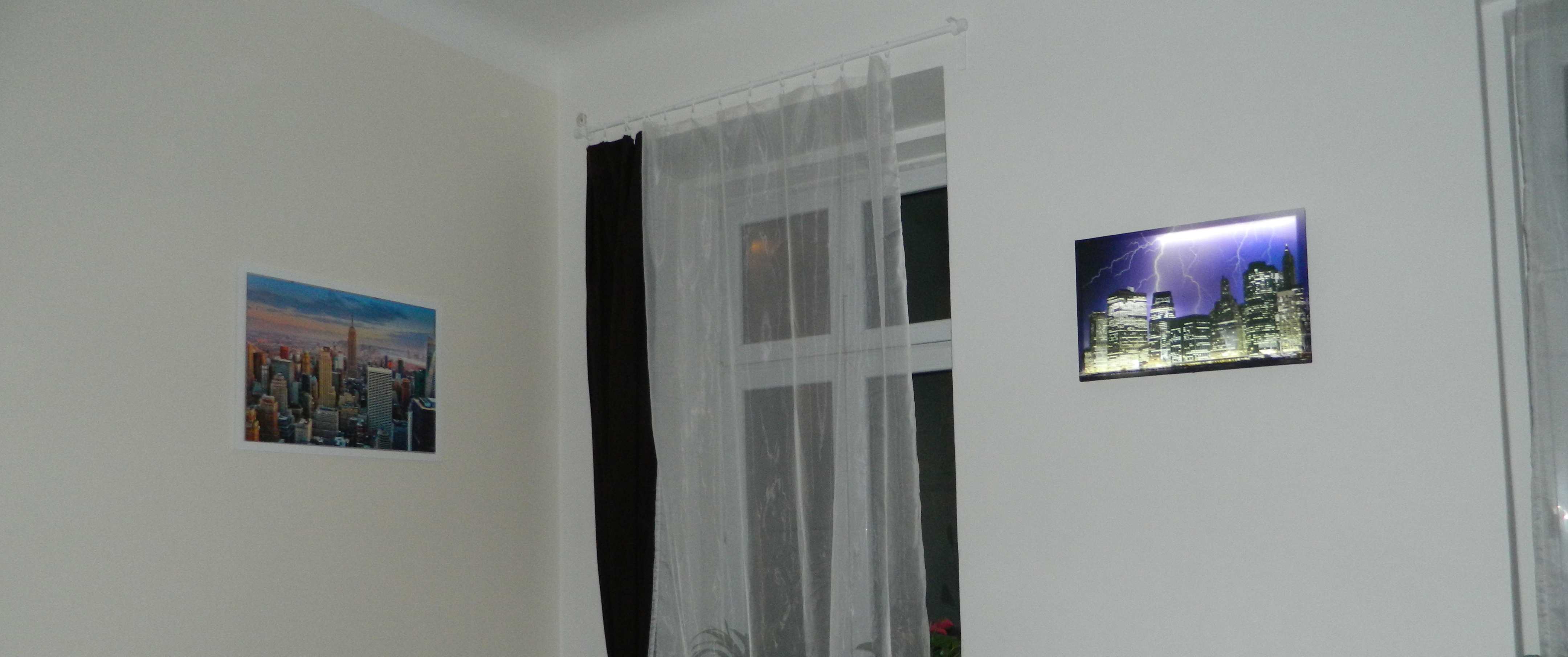 klasický obrazy na zeď a LED obraz v interiéru