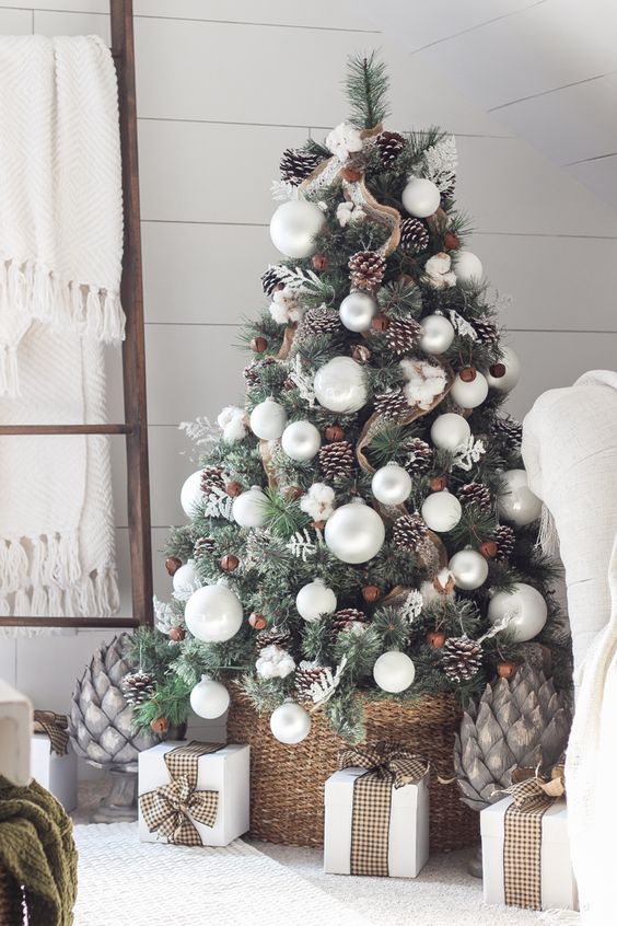 25-pinecones-jingle-bells-and-a-basket-for-a-chic-tree